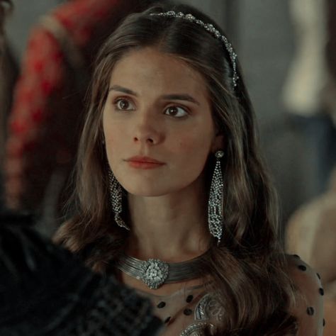 Caitlyn Stasey, Lady Kenna, Lyanna Stark, Medieval Girl, Nesta Archeron, Caitlin Stasey, Medieval Hairstyles, H2o Mermaids, Royalty Aesthetic