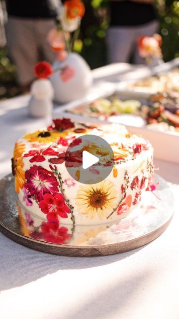 ANGELA PAN on Instagram: "Create your own pressed floral cake! A very easy process. Just in time for all the summer garden parties 🌷🌷🌷  Edible flowers: @petiteingredient  Custom white cake: @thecheesecakeshop   #pressedflowers #floralcake #diycake #cakedecorating #edibleflower #gardenparty #diyhack #cakehacks #cakedesign #cakestyle" Pressed Floral Cake, Cakes With Pressed Flowers, Flower Pressed Cake, Wildflower Smash Cake, Pressed Edible Flowers Cake, Fall Pressed Flower Cake, Birthday Cake Edible Flowers, Summer Garden Parties, Pressed Floral