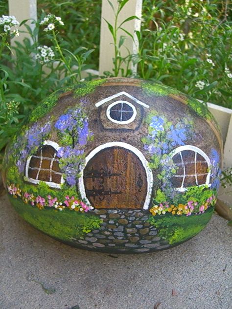 Hand Painting Flowers & Fairies on Garden Rocks Garden Rock Art, Art Pierre, Painted Rocks Kids, Rock Painting Ideas Easy, Hobbit House, Rock Painting Patterns, House On The Rock, Paint Rock, Rock Painting Designs