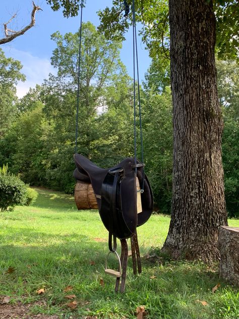 I used an old saddle and made it into a swing on horse horse farm. Saddle Repurpose Ideas, Old Saddle Repurpose, Western Airbnb, Cow Cuddling, Chicken Coop Garden, Green Backyard, Decor Pad, Equestrian Decor, Horse Farm