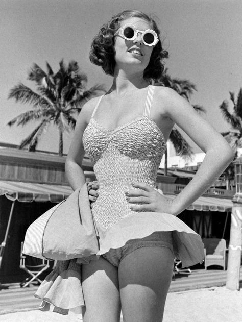 Vintage swimwear on Miami Beach, 1940. Alfred Eisenstaedt, Louise Brooks, Vintage Swim, Vintage Swimwear, Vintage Swimsuits, Retro Mode, 1940s Fashion, Vintage Beach, Beach Babe