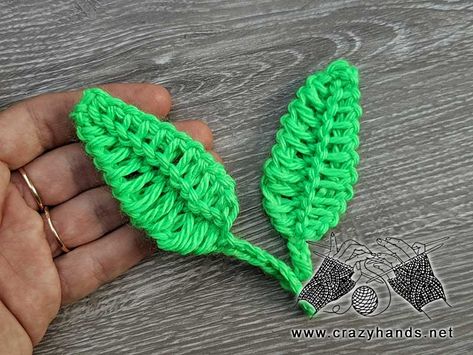 Crocheted Feathers, Crochet Feathers Free Pattern, Crochet Ideas For Beginners, Crochet Feather, Crochet Birds, Golden Snitch, Easy Crochet Projects, Learn How To Crochet, Red Yarn