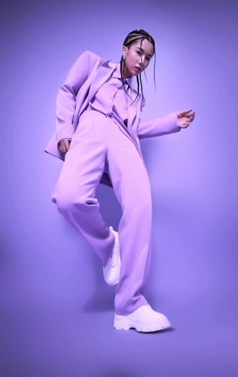 Monochromatic Fashion Photography, Purple Monochrome Photoshoot, Blue Monochrome Photoshoot, Monochrome Fashion Photography, Purple Editorial Photography, Colorblock Photoshoot, Purple Fashion Photography, Studio Photoshoot Ideas Creative Fashion, Fashion Concept Photography