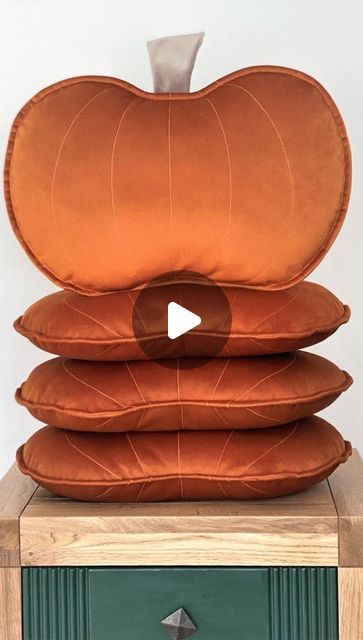 ♥ 𝐖𝐨𝐨𝐝𝐥𝐚𝐧𝐝 𝐇𝐢𝐥𝐥 𝐂𝐫𝐚𝐟𝐭𝐬 ♥ on Instagram: "Process of making pumpkin cushion 🎃  #falldecor #fabricpumpkin #pumpkinfabric #farmhousestyledecor #autumndecor #pumpkinseason #pumpkinpillow #pumpkincushion #decorativepillows #decorativecushion #pumpkindecor #koloryjesieni #dekoracjedomu #bohopumpkin #autumntime #pumpkin #koloryjesieni #dynia #thanksgiving #thanksgivingdecor #handcrafted #handcraft #falldecor #autumndecor #bohostyle #bohemianstyle #throwpillows  #rustdecor #rustpumpkin #velvetpumpkins" Pumpkin Cushion, Décoration Diy, Diy Sy, Pumpkin Pillow, Pumpkin Pillows, Fabric Pumpkins, Pumpkin Seasoning, After Life, Farmhouse Style Decorating