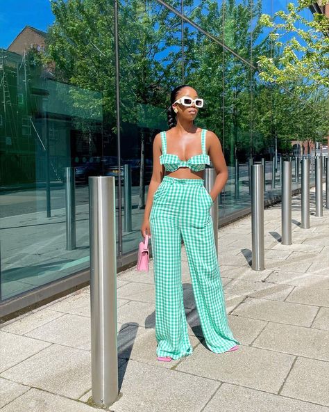 I really like this mint green two piece set. This would be cute for a summer brunch outfit, and can easily transition to night with a good blazer Looks Black, Brunch Outfit, Looks Style, Lookbook Outfits, Outfits Casuales, Cute Casual Outfits, Simple Outfits, Beyonce, Rihanna