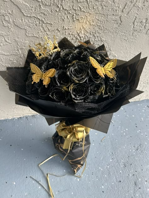 Black Eternal Rose Bouquet, Black And Gold Birthday Photoshoot Ideas, Black And Gold Flower Bouquet, Quince Black And Gold, Black And Gold Bouquet, Black And Gold Sweet 16, Golden Bouquet, Black And Gold Flowers, Black Rose Bouquet