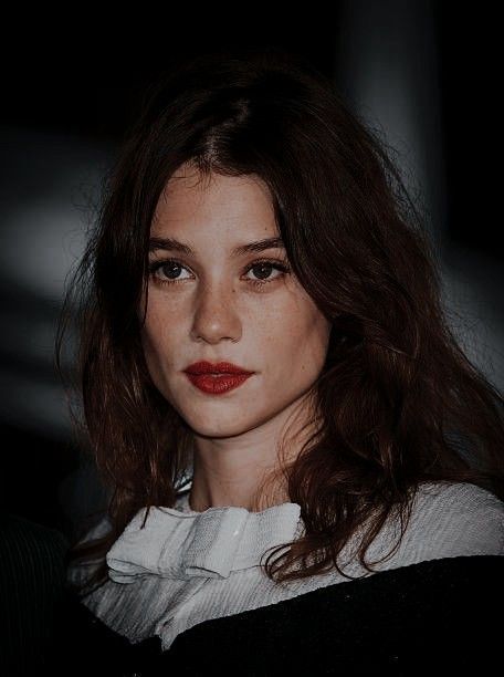 Astrid Berges Frisbey Aesthetic, Astrid Berges Frisbey, Tessa Gray, Horse Costumes, Infernal Devices, Model Aesthetic, Hair Reference, Absinthe, Pose Reference Photo