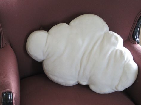 Cloud Pillow • Free tutorial with pictures on how to make a shaped cushion in 6 steps Diy Cloud Pillow, Uni Accommodation, Diy Gift For Bff, Unicorn Bedroom, Diy Gifts For Dad, Dorm Inspo, Upcycle Sewing, Quirky Decor, Apartment Bedroom