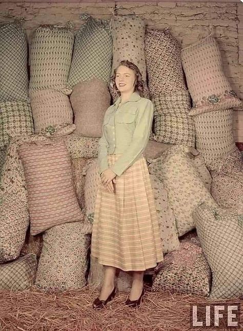 Rory O’Cleary 🏳️‍🌈🇺🇸💙🇨🇮🇺🇦 on Twitter: "In 1939, Kansas Wheat realized women were using their sacks to make clothes for their children, so the mills started using flowered fabric for their sacks so the kids would have pretty clothes. The label was printed with a dye that would wash out with soap & water. https://t.co/EeiDGAu6lS" / Twitter 1900 Fashion Women, Sack Dresses, Gigi Dress, 1900 Fashion, Feed Bag, Sack Dress, Feedsack Fabric, Poor Family, Feed Bags