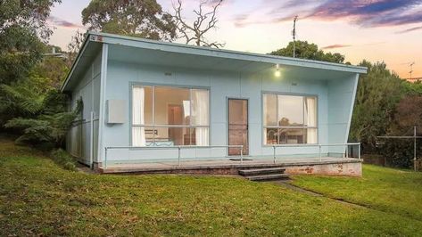 Beach Shack Exterior, 50s Beach, Retro Beach House, Australian Colours, Blue Beach House, Beach House Colors, Beach Shacks, Weatherboard House, Mid Century Exterior