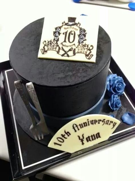 Black butler Black Butler Cake, Yana Toboso, Anime Cake, Black Butler Manga, Crazy Cakes, Butler Anime, Black Butler Kuroshitsuji, Personalized Cakes, Pretty Birthday Cakes