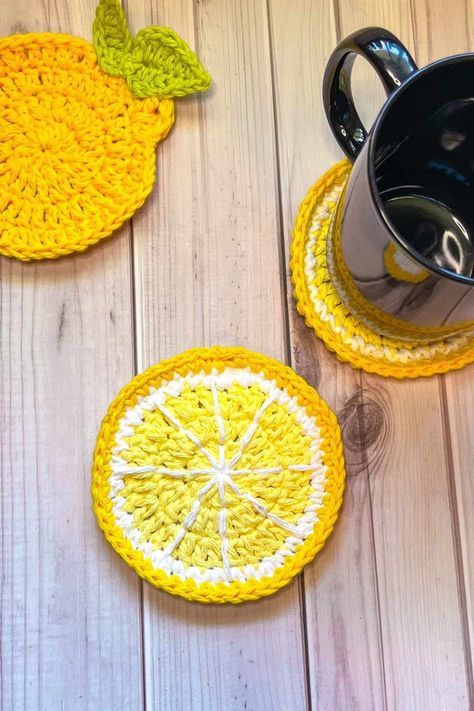 This Citrus Coaster Crochet Pattern is a great way to accessorize the home for summer. They are so fresh and inviting for any summer occasion. Food Amigurumi, Hostess Gifts Summer, Crochet Orange, Amigurumi Food, Amigurumi Keychain, Crochet Fruit, Watermelon Slice, Crochet Coaster Pattern, Orange Slice