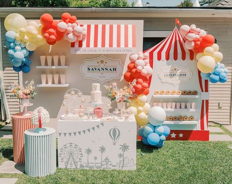 Modern Carnival Party, Carnival Backdrop, Champagne Walls, Carnival Birthday Theme, Korean 1st Birthday, Carnival Theme Party, Balloon Inspiration, Theme Bapteme, Carnival Party Decorations