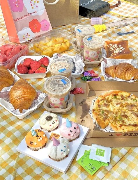 Birth Cakes, Picnic Date Food, Indoor Picnic, Picnic Inspiration, Picnic Birthday, Picnic Date, Sweet Snacks Recipes, Picnic Food, Picnic Foods