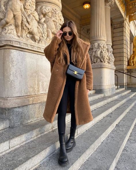 9aa42b31882ec039965f3c4923ce901bdesc44492728ri Teddy Coat Outfit, Mantel Outfit, Winter Mode Outfits, Travel Outfit Plane, Coat Outfit, Teddy Coat, Cold Weather Outfits, Brown Coat, Coat Outfits