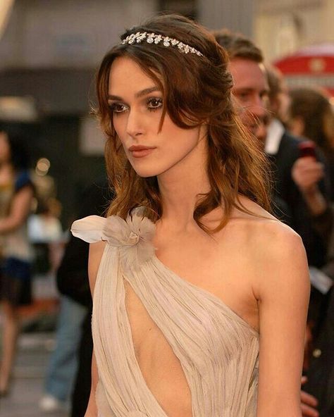 Keira Knightley Makeup, Kiera Knightly, Keira Knightly, Keira Knightley, Wedding Hair And Makeup, Womens Fashion Casual, Body Shapes, One Shoulder Wedding Dress, Wedding Hairstyles