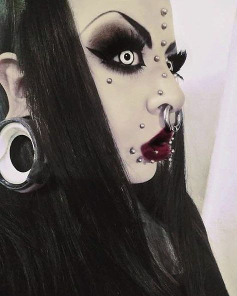 Stretched Nostrils, Black Ear Piercings, Stretched Ears Aesthetic, Piercings Goth, Pierced Girls, Full Ear Piercings, Facial Piercing, Body Modification Piercings, Stretched Ear Lobes