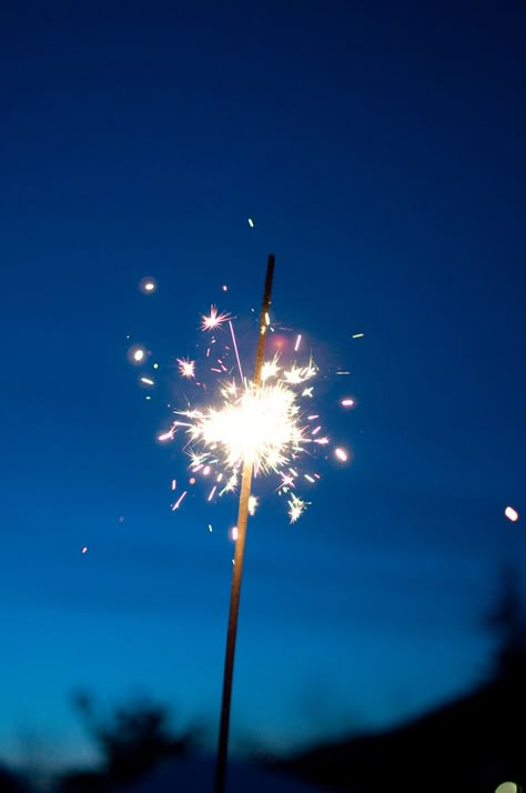 Sparklers make me SMILE!❤️I like writing my name with them! Lol Sparkler Photography, Firework Nails, Wedding Fireworks, Party Make-up, Fireworks Photography, Foto Tips, Bonfire Night, Party Summer, Summer Night