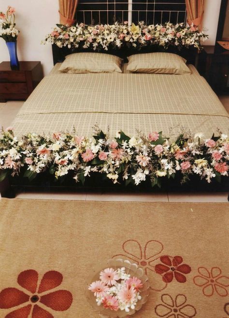 Blik pgntin Wedding Night Bedroom, Bridal Room Decor, Wedding Night Room Decorations, Wedding Room Decorations, Wedding Bedroom, Wedding Bed, Brides Room, Simple Bedroom Decor, Romantic Bedroom Decor