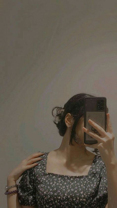 Face Hide Mirror Selfie, Fake Dp, Basic Aesthetic, Hide Face, Long Hair Pictures, Mirror Selfie Poses, Self Portrait Poses, Friend Poses Photography, Romantic Vacations