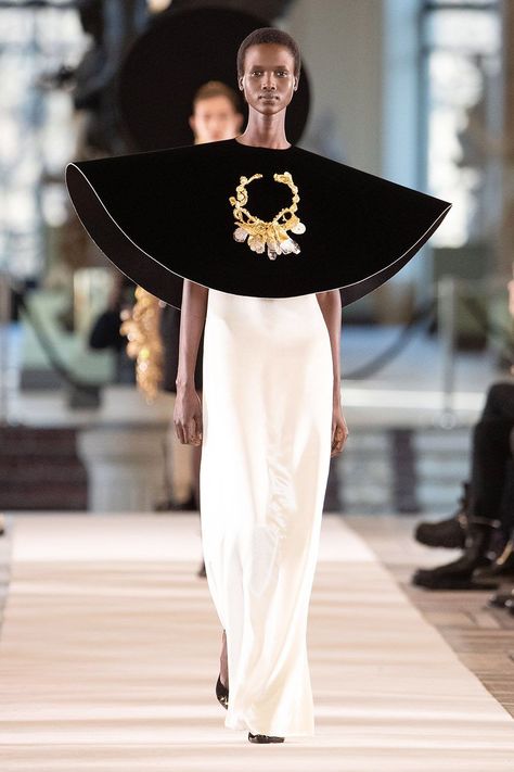 am so along for the ride! #fashionstyle #hautecouture #parisianstyle #couturedetails Daniel Roseberry, Vintage Schiaparelli, Haute Couture Paris, Collection Couture, Elsa Schiaparelli, Couture Designers, Couture Week, Spring Summer 2022, Summer 2022