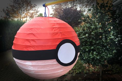 Heute möchte ich euch zeigen, wie ihr eine super einfache Laterne basteln könnt, die vom Aussehen stark an einen Pokeball erinnert! 😉   Anleitung: Einfache Laterne für kleine Pokemon Fans   Benötigtes Material:   1 Papierlaterne rund, (<- Affiliate Link zu Amazon) 10 Stück kosten ca. 10 € rote Acrylfarbe + einen Pinsel einen A4 … Read more... Pokemon Room, Pokemon Birthday, Trunk Or Treat, Mom Blogs, Minion, Trunk, Minecraft, Read More, Lanterns