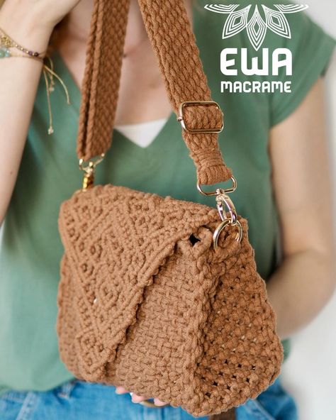 From day to night, this versatile 🤎 MACRAME CARAMEL BAG 🤎 with enough space for all the essentials and even a small water bottle! it’s both practical and stylish, don’t you think ?💭 Dive into the art of macramé with my exclusive tutorial series. Part 1 already live: ‘The Flap.’ Parts 2 coming soon! Join me on YouTube for the full experience: [Link in Bio] Comment below👇 and I will send you the link 🔗 #macramecaramelbag #macramebagtutorial #macramebag #macramecaramelflapbag #DIYFashion... Small Water Bottle, Diy Bags Patterns, Bohemian Bags, Macrame Bag, Macrame Ideas, Bags Tutorial, Macrame Design, Day To Night, Youtube Tutorials