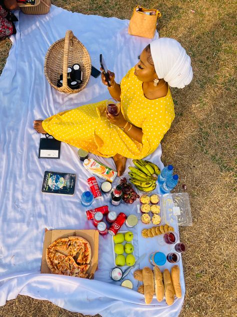 Picnic Black Women, Family Picnic Aesthetic, Solo Picnic Ideas, Family Picnic Photoshoot, Picnic Pics, Cottage Core Picnic, Couple Picnic, Picnic Shoot, Girl Picnic