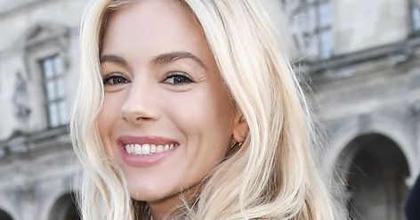 Sienna Miller's style is nothing short of impressive 24/7. We look to the British fashion icon's best outfits to reveal her tried and tested tricks. Sienna Miller Bob Haircut, Sienna Miller Makeup, Sienna Miller Bob, Sienna Miller Hair, Sienna Miller Style, Sienna Miller, Best Outfits, British Fashion, Bob Haircut