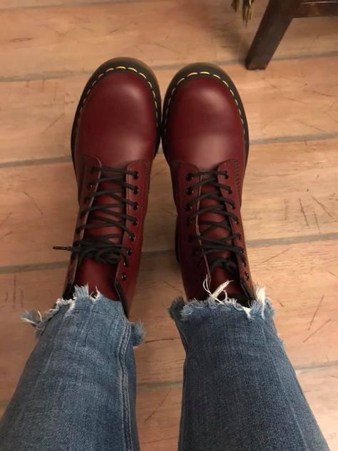 Red Doc Martens, Dr Martens Outfit, Doc Martens Outfit, Doc Martens Boots, Army Boots, Dr Martens Boots, Poses References, Shoe Inspo, Looks Street Style