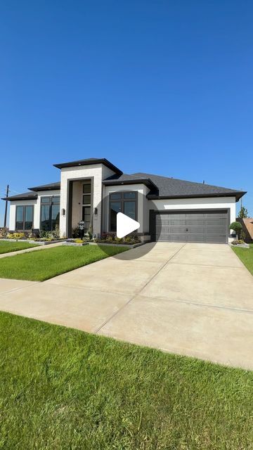 7.1K views · 1.2K likes | Eddie Garcia | Houston Texas Realtor 🏡 on Instagram: "Modern single story home 🏡   The amazing Amalfi by @newmark_homes is a 4 bedroom, 3.5 bath, 3 car garage single story home with expansive tall ceiling in the kitchen and living area! Find out how to tour this beautiful by dm’ing me or calling/texting me at 📱 713.344.4357  📍Fulshear Texas 💵$781,990 base  Follow @eddieg_realtor to get in early on your dream house! ✨Link in BIO For inquires contact me, whether you need help with the home buying process, looking for a home loan, or showings. 📱 713.344.4357 ✉️ Edward.garcia@nanproperties.com #realestate #newhomes #houstonrealestate #houstonhomes #luxuryhomes #texashomes #nanproperties #refugegroupproperties #texasrealtor #houston #reel" Modern House Single Story, Luxury One Story Homes Modern, Luxury 1 Story Homes, Dream Homes And Houses, Spanish Modern Home Exterior, Single Home Design, 1 Storey House Design Modern, Modern Single Story Homes, Single Story Home Exterior