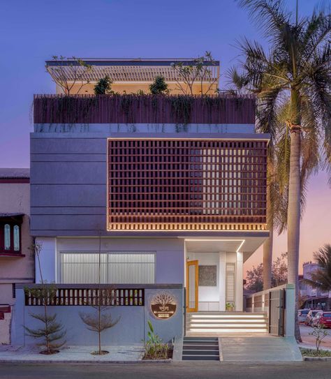 Modern Residence Facade, Residence Elevation, Elevation Ideas, Mandir Design, Facade Architecture Design, Bungalow Exterior, Building Elevation, Latest House Designs, Duplex House Plans