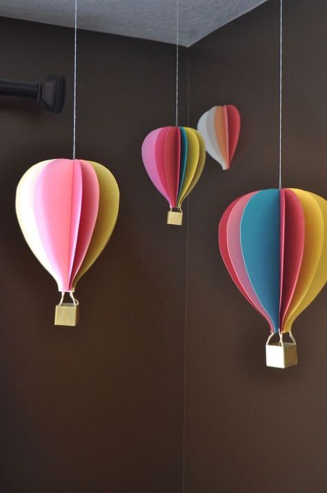 h�ängende ballons, heißluftballon deko, basteln mit papier, braune wände, holzwürfel Diy Graduation Decorations Party, Balloon Mobile, Hot Air Balloon Party, Hot Air Balloon Decorations, Graduation Party Diy, Balloon Crafts, Preschool Graduation, Kindergarten Graduation, Graduation Diy