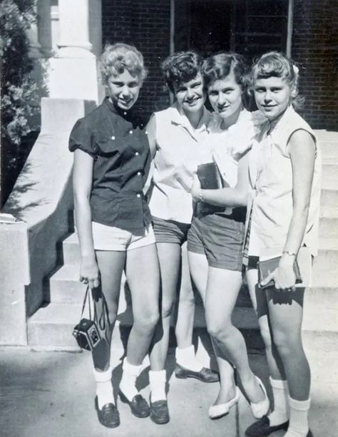 1950s Fashion Teenagers, Fashion In The 1950s, Vintage 1950s Aesthetic, 1950s Teenagers, 1950s Girl, Life In The 1950s, Teenage Clothes, 1950s Fashion Women