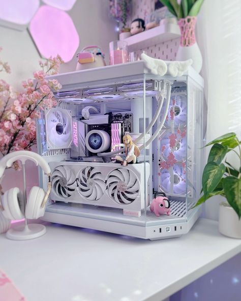 A little daytime shot ☀️🩷 #pcbuild #gamingsetup #desksetup #gamingpc Hyte Y70 Build Pc, Gameing Set Up, Cute Pc Build, Video Game Room Decor, Pc Decoration, Dream Setup, Build A Pc, Gaming Desk Setup, Pc Builds