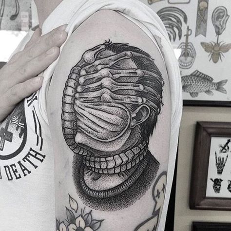 Face hugger / excellent shading Face Hugger Tattoo, Contemporary Tattoo, Face Hugger, Shoulder Tattoos, Sleeves Ideas, Shoulder Tattoo, Tattoo Drawings, Skull Tattoo, Art Design