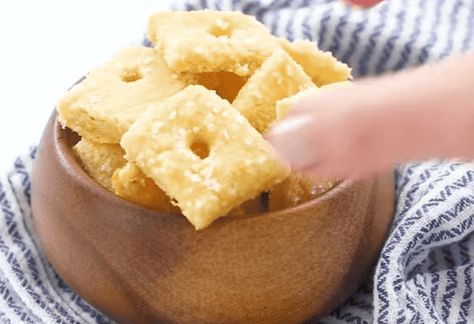 Keto Cheese Crackers - KETOOX | Family Recipes Keto Cheese Crackers, Lotus Recipes, Cheese Crackers Recipe, Keto Butter Cookies, Cheese Cracker Recipe, Keto Crackers, Bread Keto, Keto Appetizers, Best Keto Bread