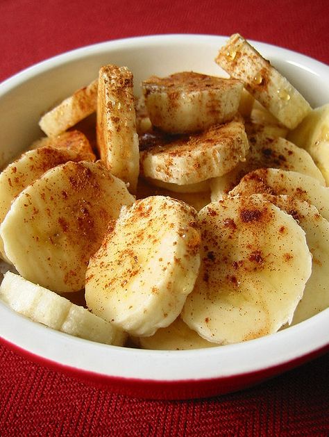 Baked Bananas With Honey & Cinnamon  (Dessert on the Mediterranean Diet?) Baked Bananas, Cinnamon Desserts, Weight Watcher Desserts, Honey Cinnamon, Cinnamon Recipes, Paleo Lunch, Baked Banana, Honey And Cinnamon, Mediterranean Diet Recipes