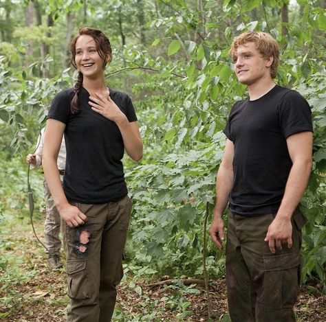 Josh And Jennifer, Hunger Games Wallpaper, Game Bts, Hunger Games 2012, Hunger Games Peeta, Hunger Games Cast, Hunger Games Memes, Hunter Games, Beau Film