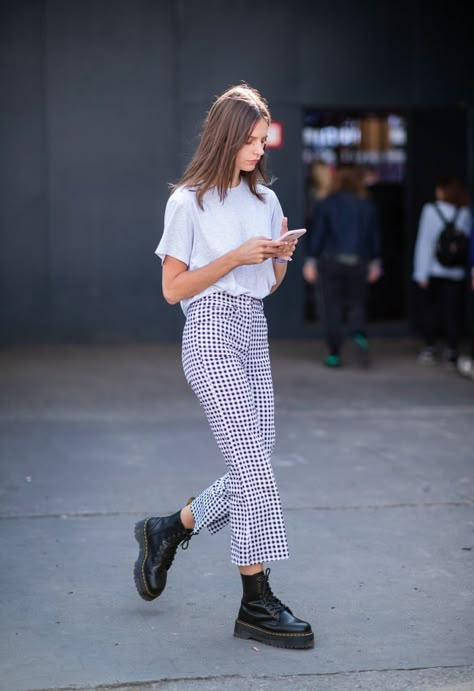 Dr Martens Outfit, Converse Outfits, Doc Martens Outfit, Checkered Pants, Look Retro, Looks Street Style, Combat Boot, 가을 패션, Doc Martens