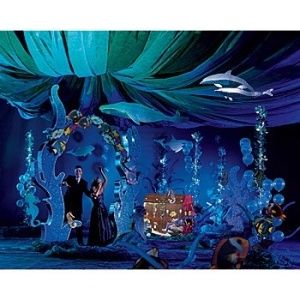 Under the Sea ; ceiling decorations, including hanging blow up fish/dolphins Theater Sets, Ocean Commotion, Decor Marin, Underwater Party, Under The Sea Decorations, Sea Party Ideas, Theatre Props, Prom Themes, Underwater Theme