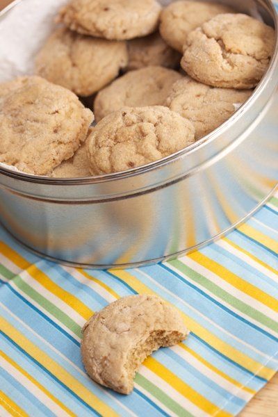 I came across this cookie recipe, and although it's expensive to use a whole cup of real maple syrup, I had a feeling it would be worth it. These cookies are wonderful! They're extremely moist, and the maple flavor makes it a nice change from a typical sugar cookie. Maple Treats, Pancake Cookies, Maple Cookies Recipe, Maple Syrup Cookies, Maple Extract, Jar Cookies, Fall Cookie Recipes, Maple Recipes, Maple Cookies