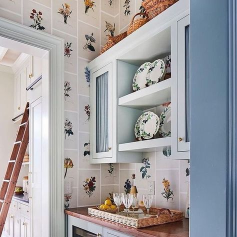 @picturesisawandloved on Instagram: “3.16.21 (c/o @beckynielseninteriors )” Southern Charm Homes, Old Southern Homes, Southern Interior, Southern Home Interior, Southern Cottage, Southern House, Maximalist Style, Dining Room Cozy, Southern Design