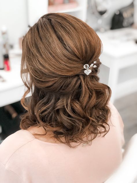 Short Hair Curly Styles Wedding, Crimping Hairstyles Short, Cute Short Hair Styles For Prom, Home Coming Hairstyles For Short Hair, Hairstyles For Short Hair For Bride, Short Hair Elegant Updo, Short Hair Ideas For Wedding Bridesmaid, Simple Prom Hair Styles For Short Hair, Short Hair Homecoming Styles Easy