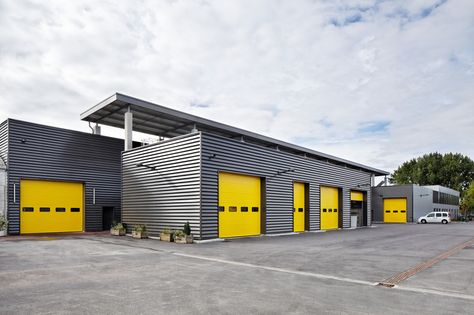 Warehouses Exterior, Factory Facade, Aluminum Garage, Metal Building Designs, Factory Architecture, Automotive Shops, Modern Factory, Warehouse Design, Industrial Building