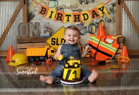 Construction Cake Smash, Construction Theme Cake, Boy Birthday Pictures, Construction Birthday Cake, Jersey Cake, Cake Smash First Birthday, Construction Theme Birthday Party, Construction Cake, Construction Theme Party