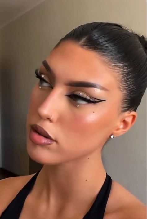 Makeup Looks Clubbing, Playboy Makeup Look, Sharp Makeup Looks, Eye Looks With Rhinestones, Night Club Makeup Looks, Dramatic Cat Eye Makeup, Aesthetic Lips, Fierce Makeup, Club Makeup