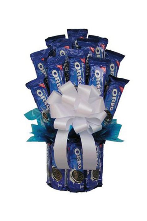 Walmart Is Selling an Oreo Bouquet, So Please Don’t Even Think About Getting Me Roses Candy Boquets, Candy Bar Bouquet, Cookie Gift Baskets, Candy Arrangements, Candy Bouquet Diy, Fruit Basket Gift, Cookie Bouquet, Sweet Bouquet, Candy Basket