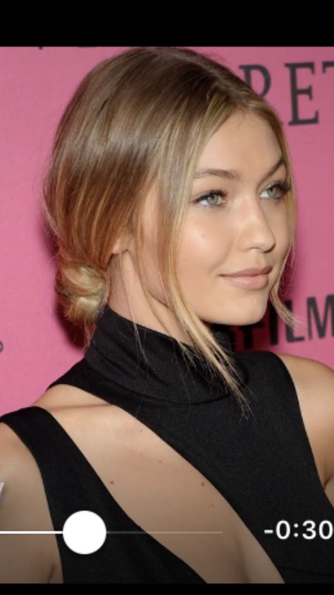 Gigi Hadid Hair, More Than, Low Bun, Beachy Waves, Ombre Hair Color, Long Straight Hair, Long Blonde Hair, Different Hairstyles, Gigi Hadid