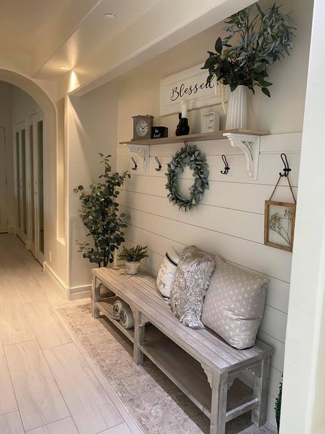 Mudroom Decor, Casa Country, Mudroom Design, Foyer Decor, Bench Decor, Deco Originale, Home Entrance Decor, Farmhouse Decor Living Room, Decor Home Living Room